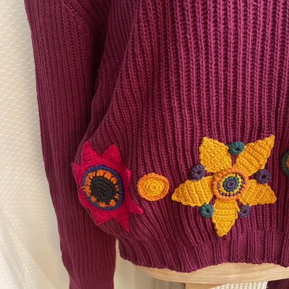 D. Exterior knit sweater with floral appliqué - Picture 2 of 7